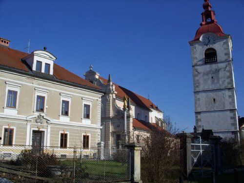 Pogled s parkirišča ob farni cerkvi